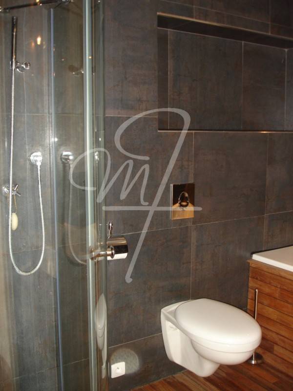 La salle de bains a une fentre en double vitrage oscillo-battante et permet une ventilation naturelle. Elle est carrele jusqu'au plafond. Elle accueille une douche  l'italienne et une baignoire-jacuzzi. Le sol est trait en teck avec joint pont de