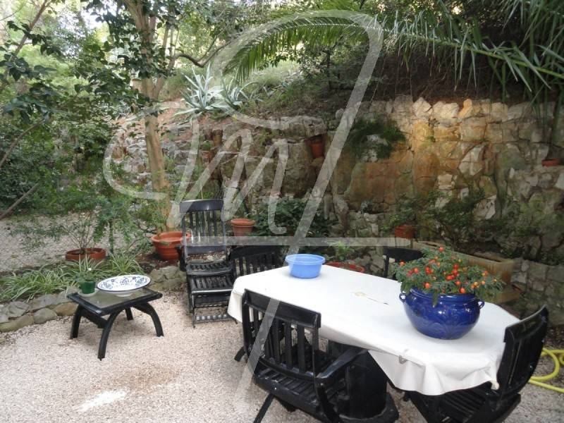 Cet appartement offre  un jardin privatif qui permet de djeuner dans des ambiances plus fraiches l't et faire la sieste  l'ombre du palmier